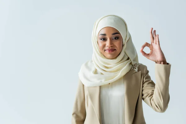 Glad Muslimsk Kvinna Hijab Visar Tecken Och Ler Isolerad Grå — Stockfoto