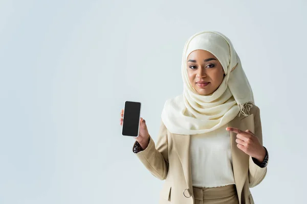 Kafiyeli Mutlu Müslüman Kadın Gri Ekranlı Akıllı Telefonu Işaret Ediyor — Stok fotoğraf