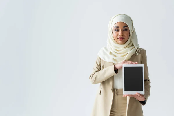 Мусульманка Хиджабе Держит Цифровую Табличку Чистым Экраном Изолированным Сером — стоковое фото