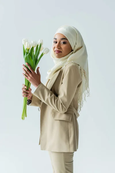 Mulher Muçulmana Feliz Hijab Segurando Tulipas Isoladas Cinza — Fotografia de Stock