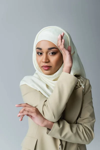 Portrait Muslim Woman Hijab Looking Camera While Posing Isolated Grey — Stok Foto