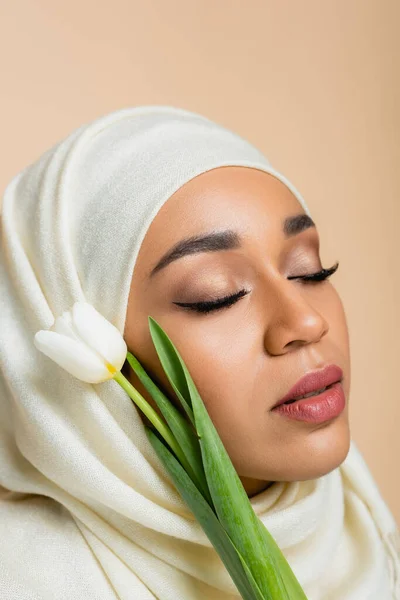 Portrait Pretty Muslim Woman Hijab Closed Eyes Tulip Isolated Beige — Stok Foto