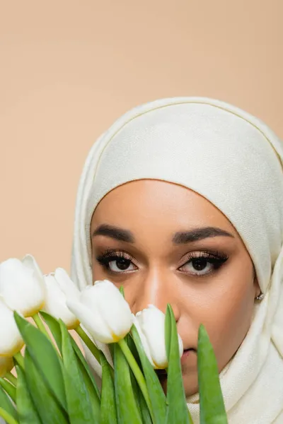 Portrait Femme Musulmane Hijab Regardant Caméra Travers Des Tulipes Isolées — Photo