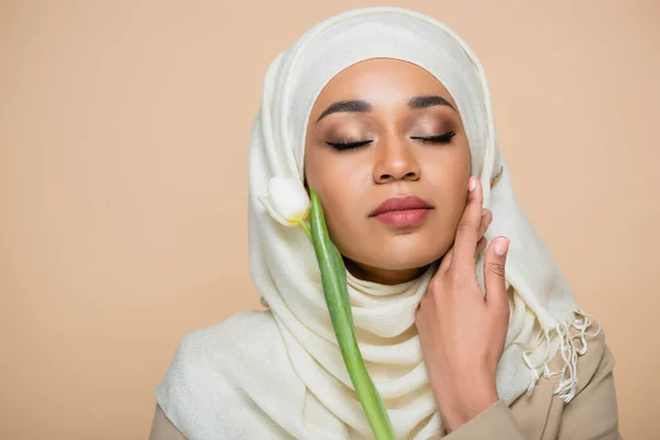 Retrato Jovem Mulher Muçulmana Hijab Tocando Rosto Perto Tulipa Isolada — Fotografia de Stock