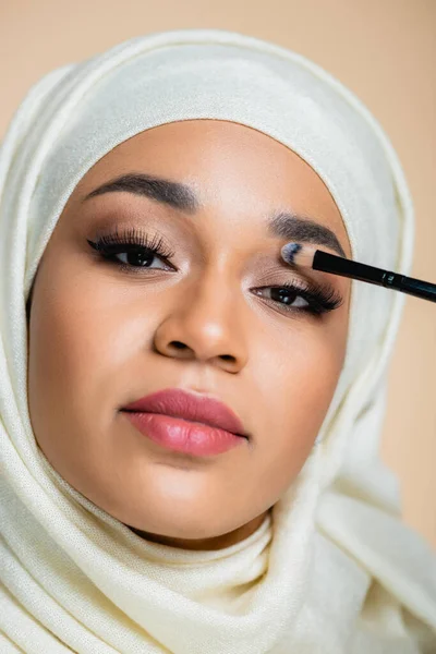 Primer Plano Joven Musulmana Hijab Aplicando Sombra Ojos Aislada Beige —  Fotos de Stock