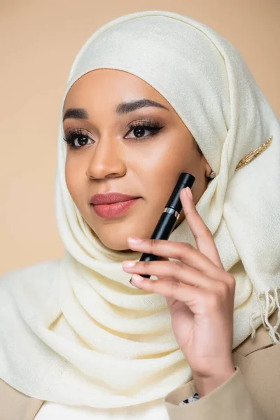 Wanita Muslim Cantik Dalam Jilbab Memegang Maskara Terisolasi Pada Warna — Stok Foto