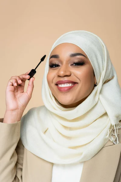 Mulher Muçulmana Alegre Hijab Segurando Escova Rímel Isolado Bege — Fotografia de Stock