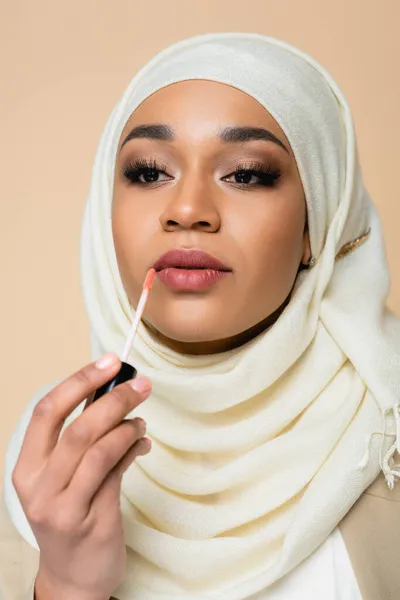Jeune Femme Musulmane Hijab Appliquant Gloss Lèvres Isolées Sur Beige — Photo