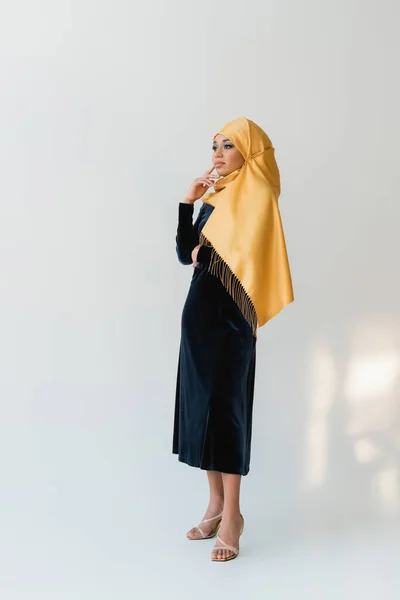 Comprimento Total Mulher Muçulmana Sonhadora Hijab Veludo Vestido Azul Branco — Fotografia de Stock