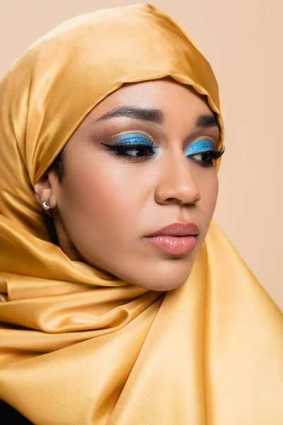 Mulher Muçulmana Hijab Com Maquiagem Olhando Para Longe Isolado Bege — Fotografia de Stock
