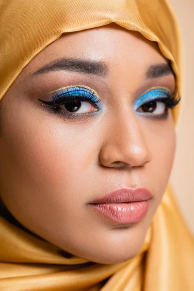 Lähikuva Nuori Musliminainen Hijabissa Kirkas Meikki Katselee Kameran Eristetty Beige — kuvapankkivalokuva