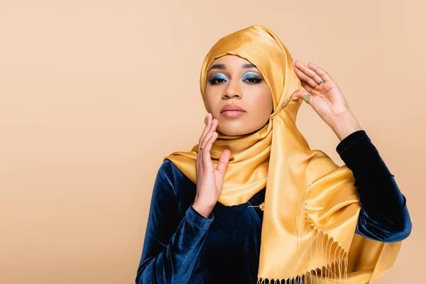 Giovane Donna Musulmana Hijab Giallo Con Trucco Guardando Fotocamera Mentre — Foto Stock