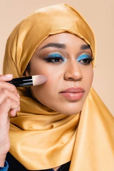 Ung Muslimsk Kvinna Gul Hijab Tillämpa Makeup Foundation Med Kosmetisk — Stockfoto