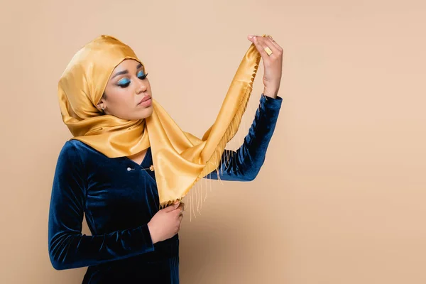 Femme Musulmane Avec Maquillage Lumineux Tenant Foulard Isolé Sur Beige — Photo