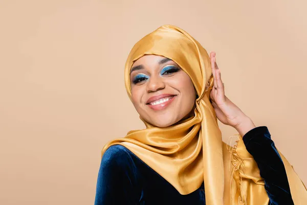 Mulher Muçulmana Alegre Ajustando Hijab Amarelo Isolado Bege — Fotografia de Stock