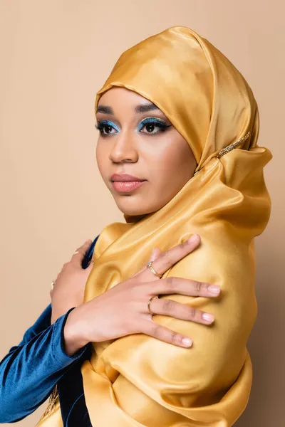 Όμορφη Μουσουλμάνα Κίτρινη Χιτζάμπ Ποζάροντας Σταυρωμένα Χέρια Απομονωμένη Μπεζ — Φωτογραφία Αρχείου