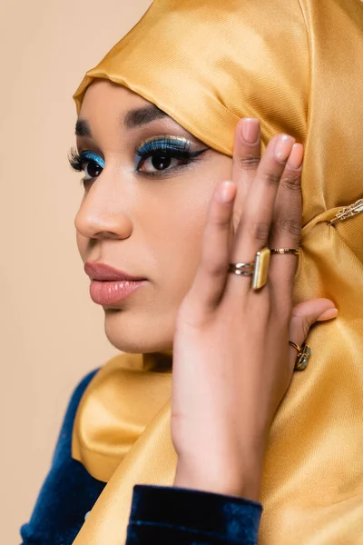 Vacker Muslimsk Kvinna Gul Hijab Med Gyllene Ringar Fingrarna Poserar — Stockfoto