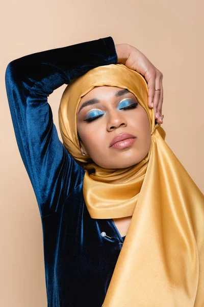 Wanita Muslim Cantik Dalam Jilbab Kuning Berpose Dengan Mata Tertutup — Stok Foto