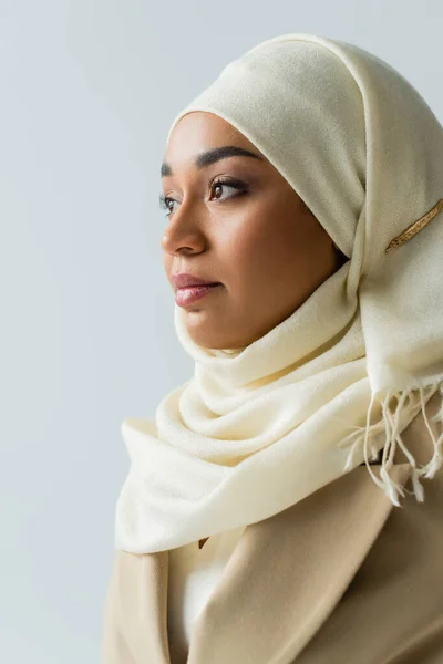 Mulher Muito Muçulmano Hijab Branco Olhando Para Longe Isolado Cinza — Fotografia de Stock