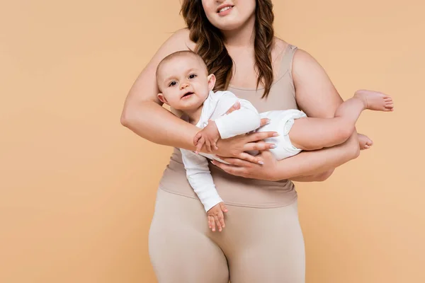 Corpo Mulher Positiva Segurando Bebê Filha Mãos Isoladas Bege — Fotografia de Stock