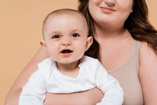 Sorrindo Morena Mãe Segurando Bebê Filha Isolada Bege — Fotografia de Stock