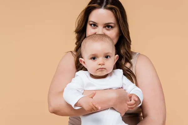 Junge Frau Mit Übergewichtigem Kind Isoliert Auf Beige — Stockfoto