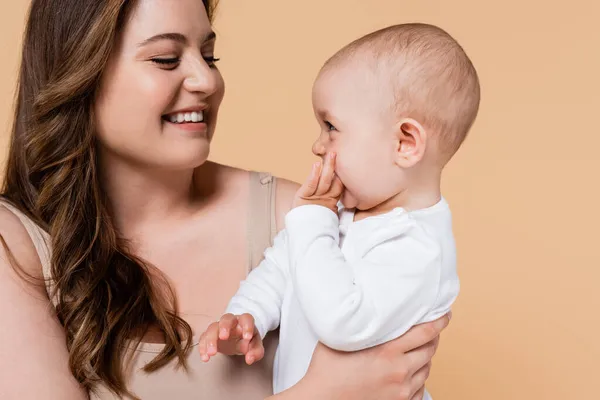 Alegre Mãe Size Olhando Para Filha Bebê Isolado Bege — Fotografia de Stock