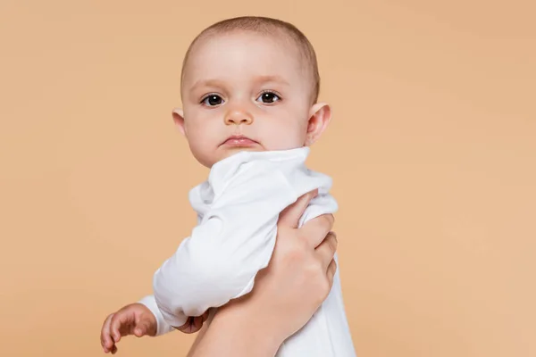 Mor Håller Baby Dotter Tittar Kameran Isolerad Beige — Stockfoto