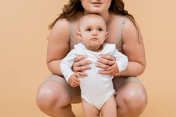 Corpo Positivo Mulher Abraçando Bebê Filha Isolada Bege — Fotografia de Stock
