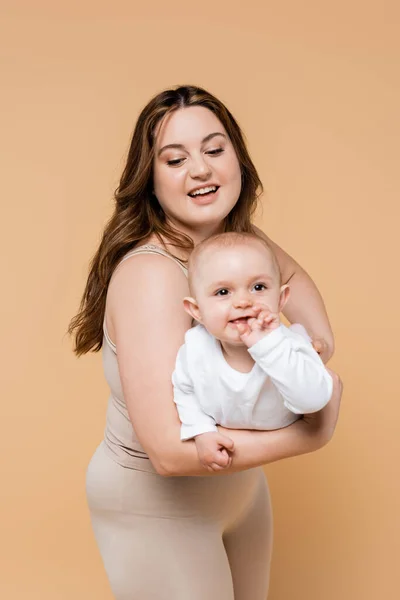 Leende Storlek Mamma Håller Positiv Baby Dotter Isolerad Beige — Stockfoto