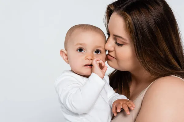 Retrato Mãe Com Sobrepeso Olhando Para Filha Bebê Isolada Cinza — Fotografia de Stock