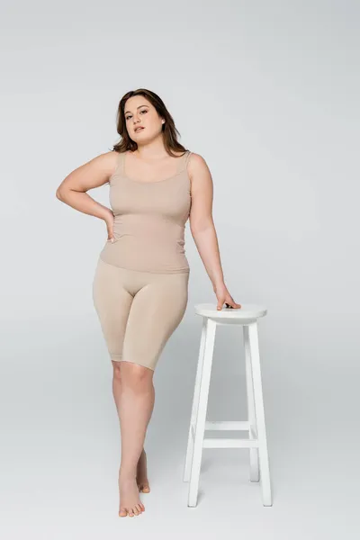 Comprimento Total Mulher Bonita Size Segurando Mão Cadeira Perto Quadril — Fotografia de Stock