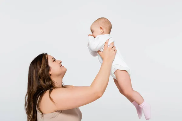 Vista Lateral Feliz Size Mãe Levantando Bebê Isolado Cinza — Fotografia de Stock