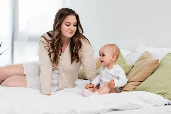 Happy Size Mother Looking Smiling Child Bed Bedroom — Stock Photo, Image