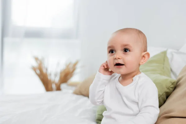 Babymädchen Schaut Hause Auf Verschwommenem Bett Weg — Stockfoto