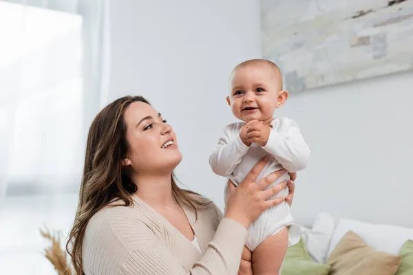 Fiatal Plusz Méret Gazdaság Mosolygós Baba Lánya Otthon — Stock Fotó