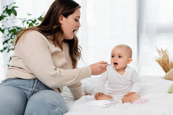 Size Mother Open Mouth While Feeding Baby Bed — Stock Photo, Image