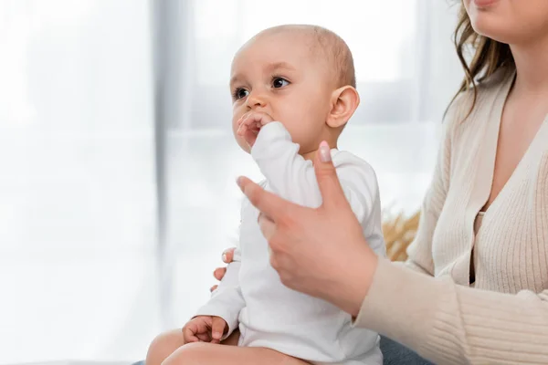 Jeune Femme Positive Corps Touchant Enfant Maison — Photo