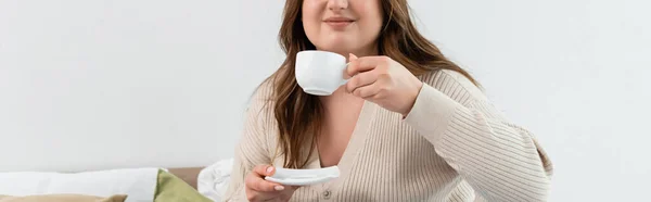 Обрізаний Вид Усміхненої Жінки Плюс Розмір Тримає Чашку Кави Вдома — стокове фото