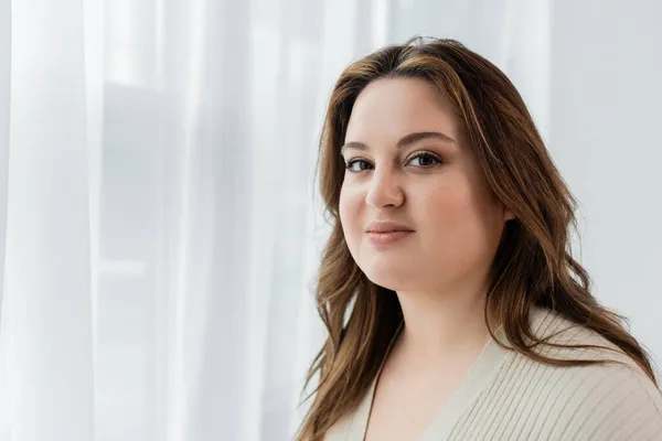 Pretty Body Positive Woman Looking Camera Home — Stock Photo, Image