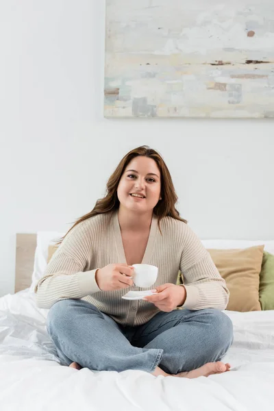 Happy Size Vrouw Met Kopje Koffie Bed — Stockfoto