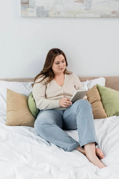 Mulher Morena Com Excesso Peso Livro Leitura Cama — Fotografia de Stock