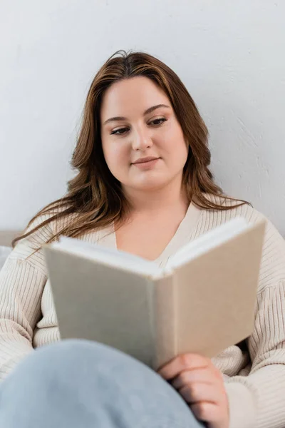 Mulher Morena Com Excesso Peso Leitura Livro Desfocado Casa — Fotografia de Stock