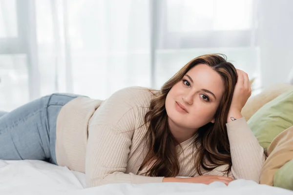 Junge Körper Positive Frau Blick Auf Kamera Auf Bett — Stockfoto
