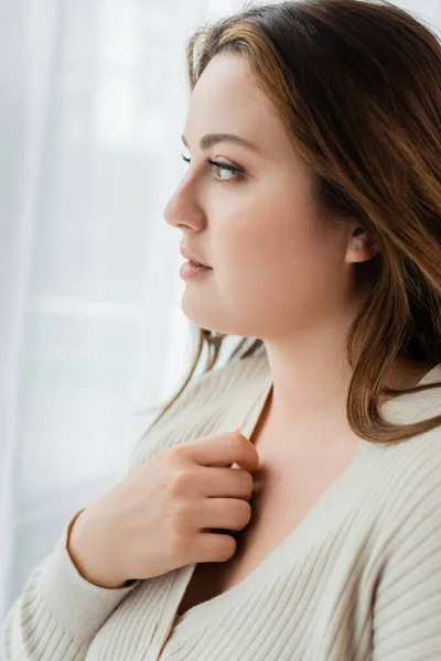 Vista Lateral Una Mujer Joven Con Sobrepeso Mirando Casa — Foto de Stock