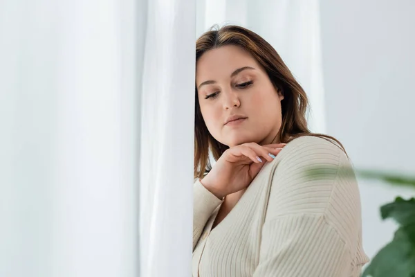 Portret Van Mooie Lichaam Positieve Vrouw Staan Buurt Wazig Gordijnen — Stockfoto