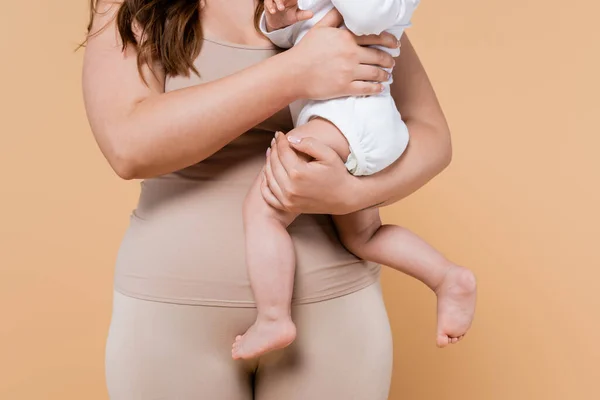 Vista Cortada Corpo Mulher Positiva Abraçando Criança Isolada Bege — Fotografia de Stock