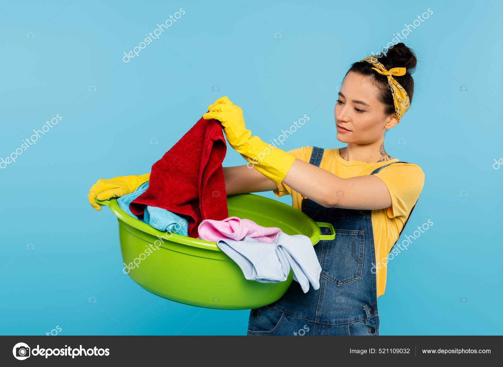 Rindo De Uma Jovem Dona De Casa Posando Durante a Limpeza Geral