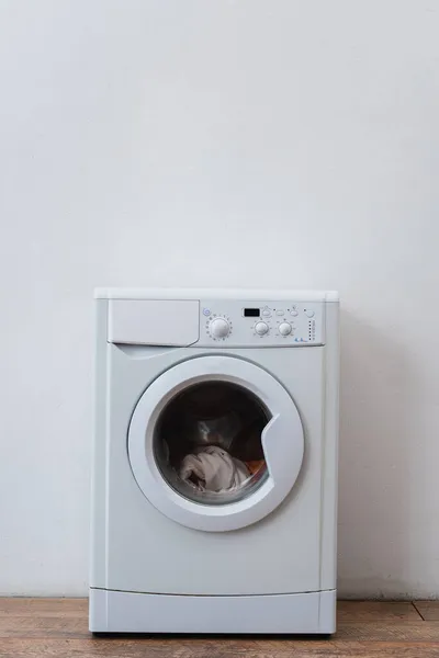 Máquina Lavar Roupa Moderna Com Lavanderia Perto Parede Branca — Fotografia de Stock
