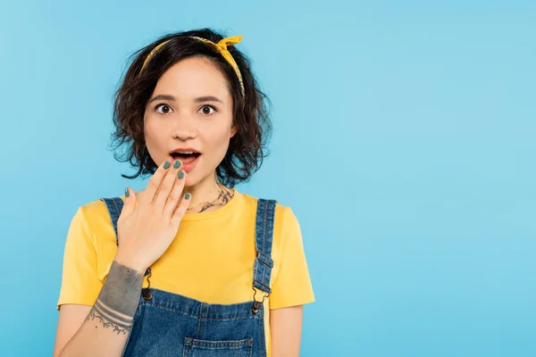 Erstaunt Tätowierte Frau Bedeckt Offenen Mund Mit Hand Isoliert Auf — Stockfoto
